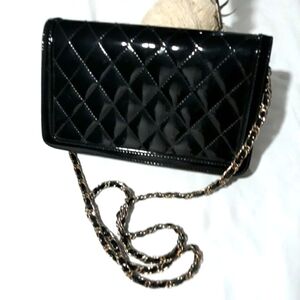 Vintage Andé black quilted patent leather magnetic snap crossbody bag